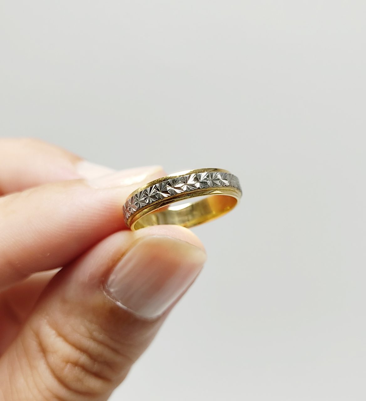 Alianza Oro Blanco y Amarillo Centro Tallado Elevado Joyeria Relojeria Paraiso
