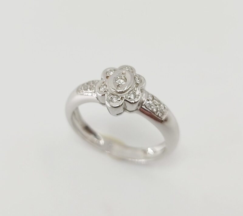 Anillo Oro Blanco Flor y diamante